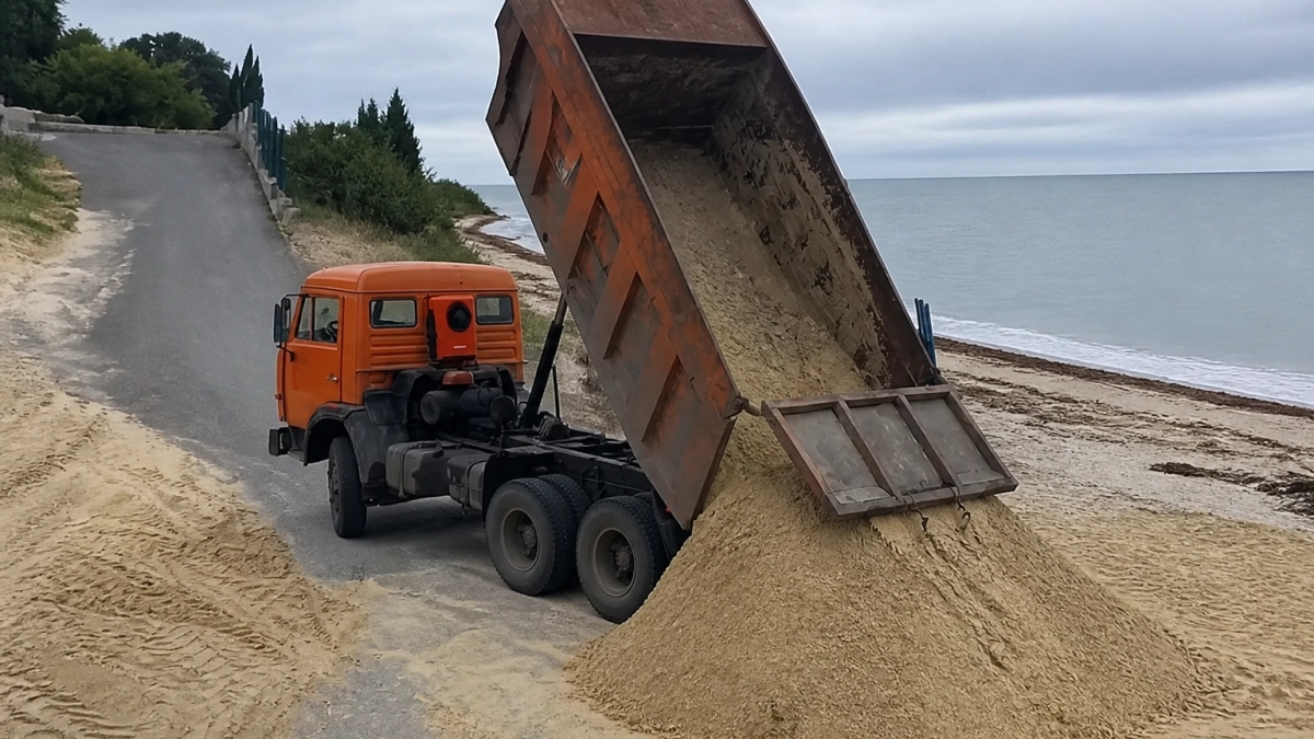На Центральный пляж Таганрога завезли свежий песок и выровняли берег после урагана