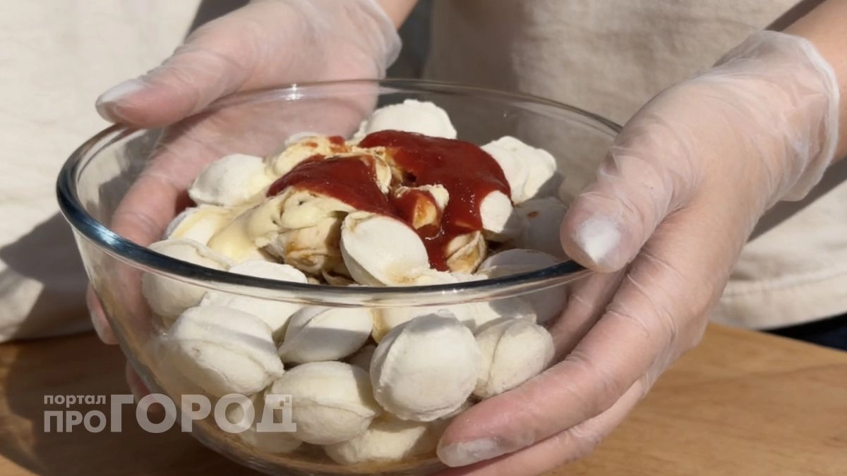 Хватит варить пельмени в кастрюле: приготовьте их на решетке для мангала чтобы получить сочную закуску