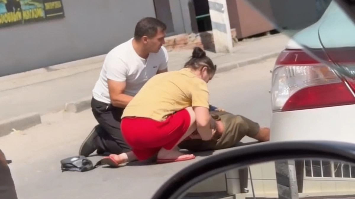 В Багаевской Toyota сбила мужчину на зебре — пострадавшего увезла скорая