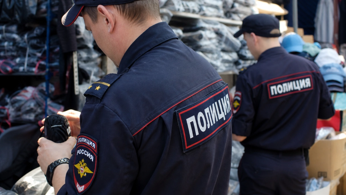 На рынке в Ростове изъяли более 300 единиц поддельной одежды и обуви