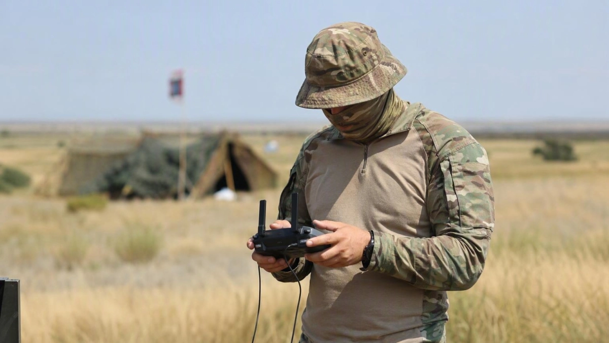 Новобранцы войск беспилотных систем отрабатывают пилотирование на симуляторах и полигоне