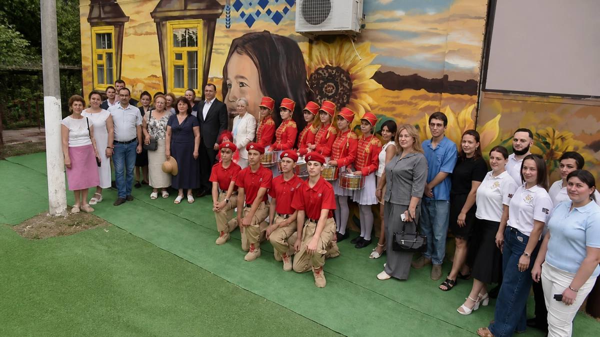 В Чалтыре открыли мурал с ветераном Калустом Магояном и его правнучкой
