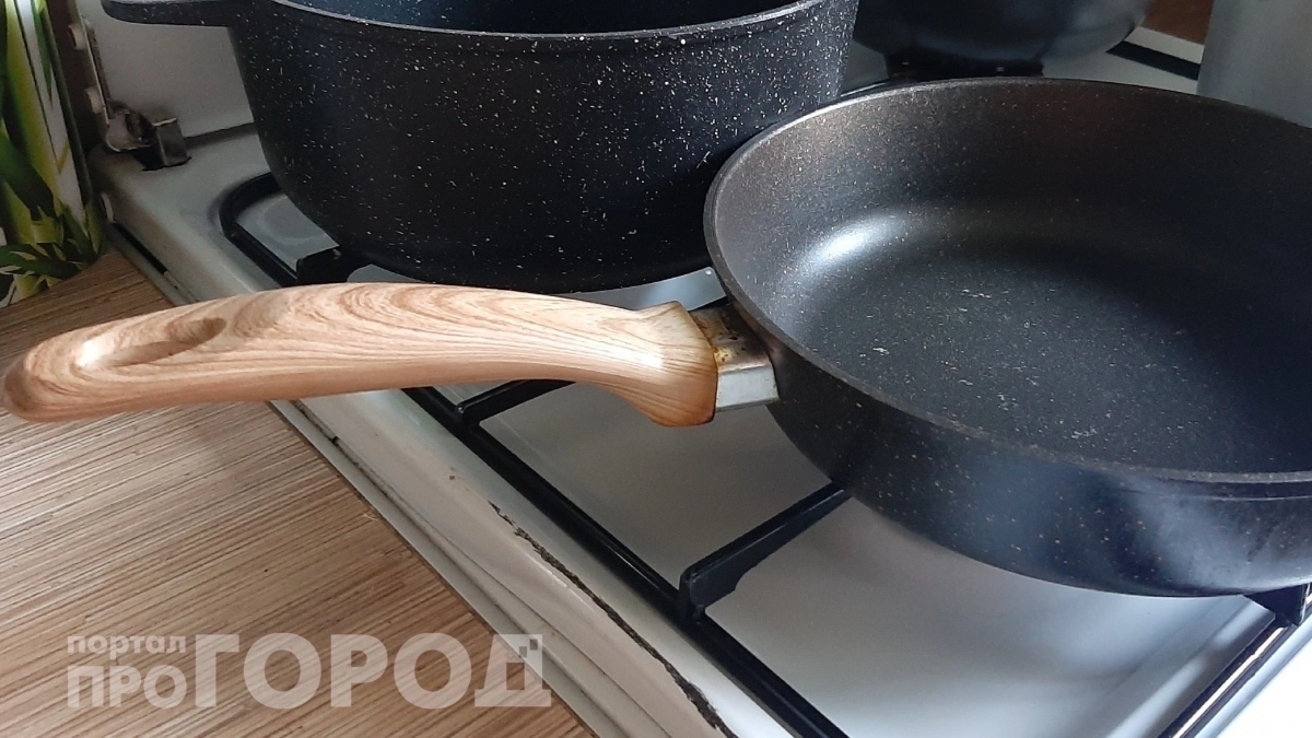 Вы ошибались все это время: отверстие в ручке сковороды создано не для крючка, а для удобства готовки