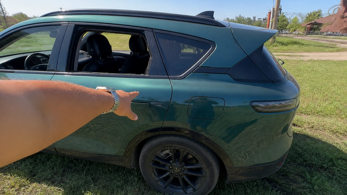 В Ростове после критики застройщика повредили автомобиль автора видеообзора