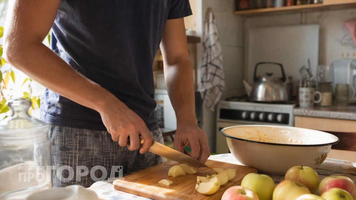 Никаких лишних хлопот на кухне: эта шарлотка из трех продуктов всегда выходит пышной и съедается моментально