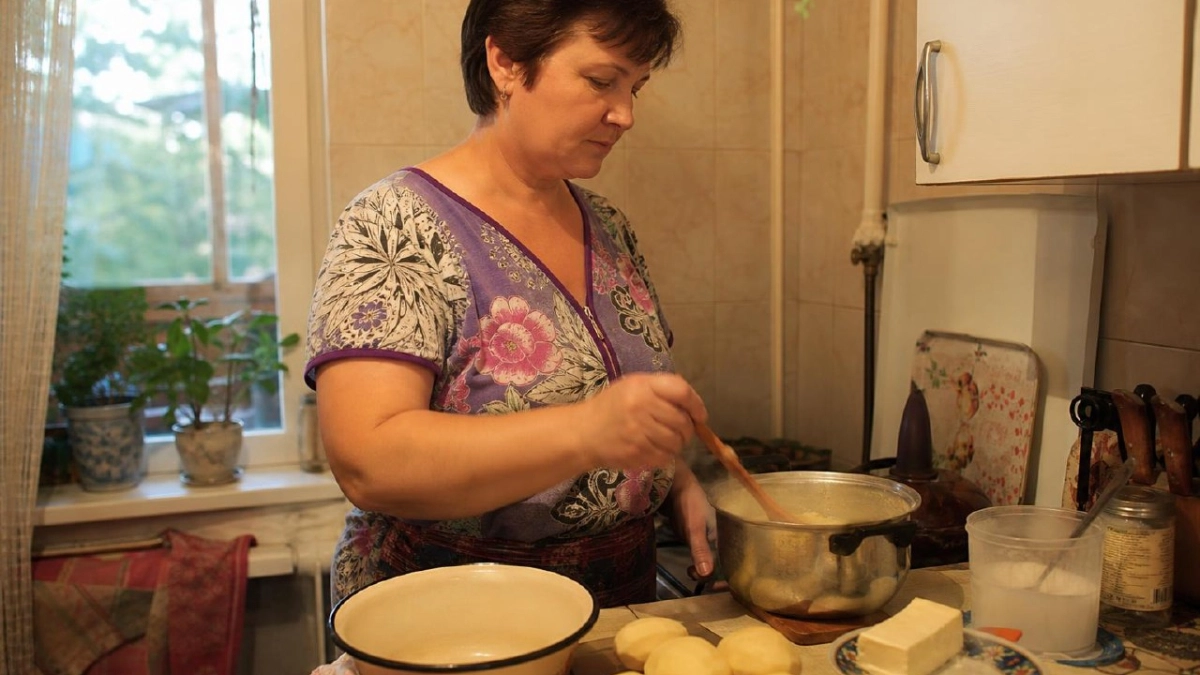 Перестаньте давить картошку как попало: одна простая хитрость сделает пюре воздушным и нежным как крем