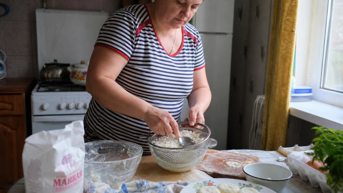 Перестаньте забивать сырники мукой: используйте этот творожный лайфхак для текстуры нежнее ресторанного мусса