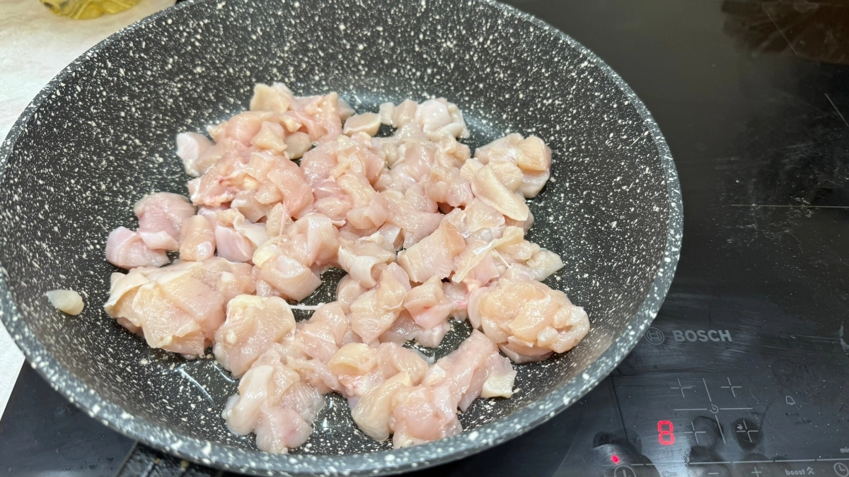 Хватит совершать эту ошибку на кухне: почему мытье привычных продуктов лишь разносит опасные бактерии