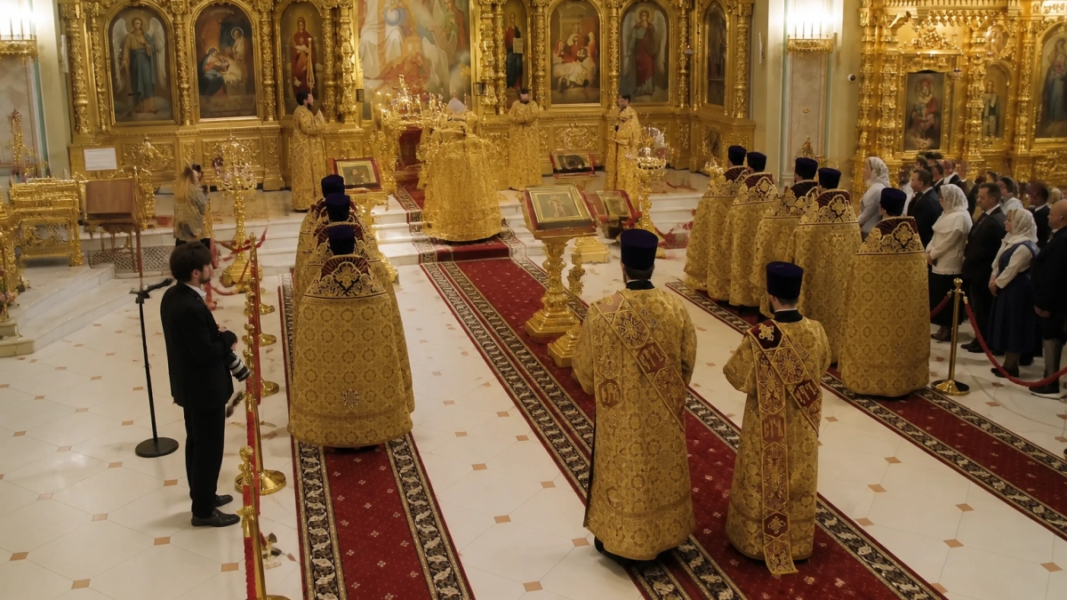 В Ростове молебен ко Дню города завершился возложением цветов к Димитрию Ростовскому