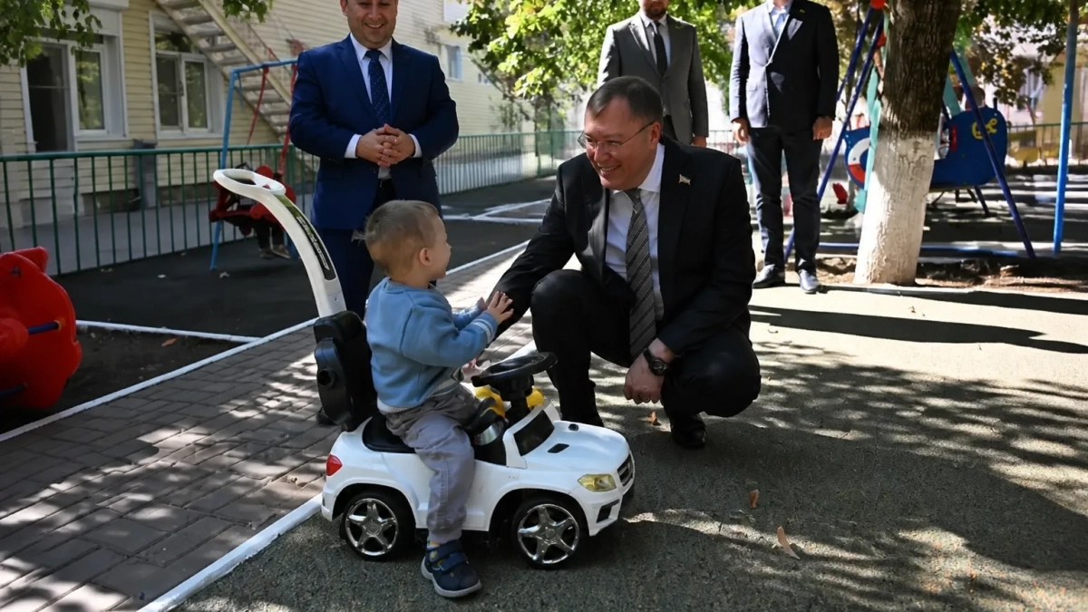 Александр Ищенко посетил Дом ребёнка № 4, где открыли новую площадку