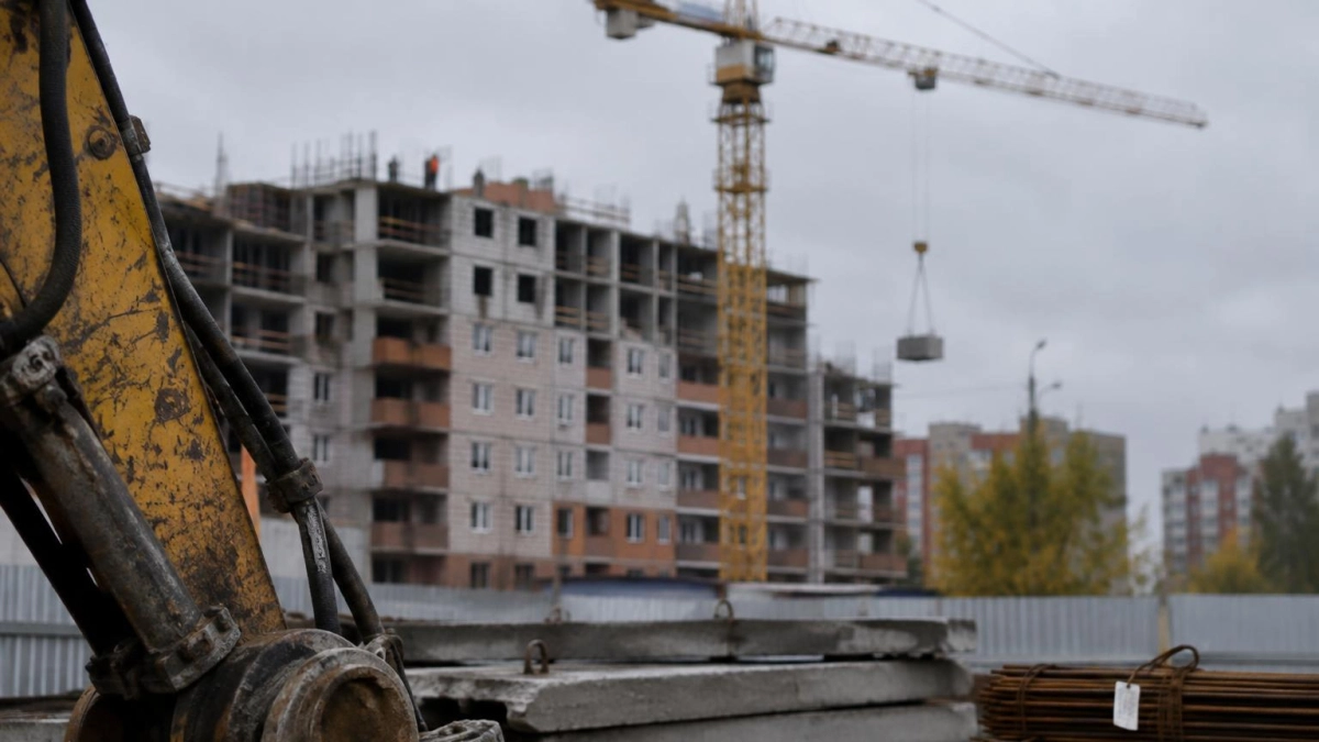 В Таганроге начали снос аварийного дома, пустовавшего после расселения жителей