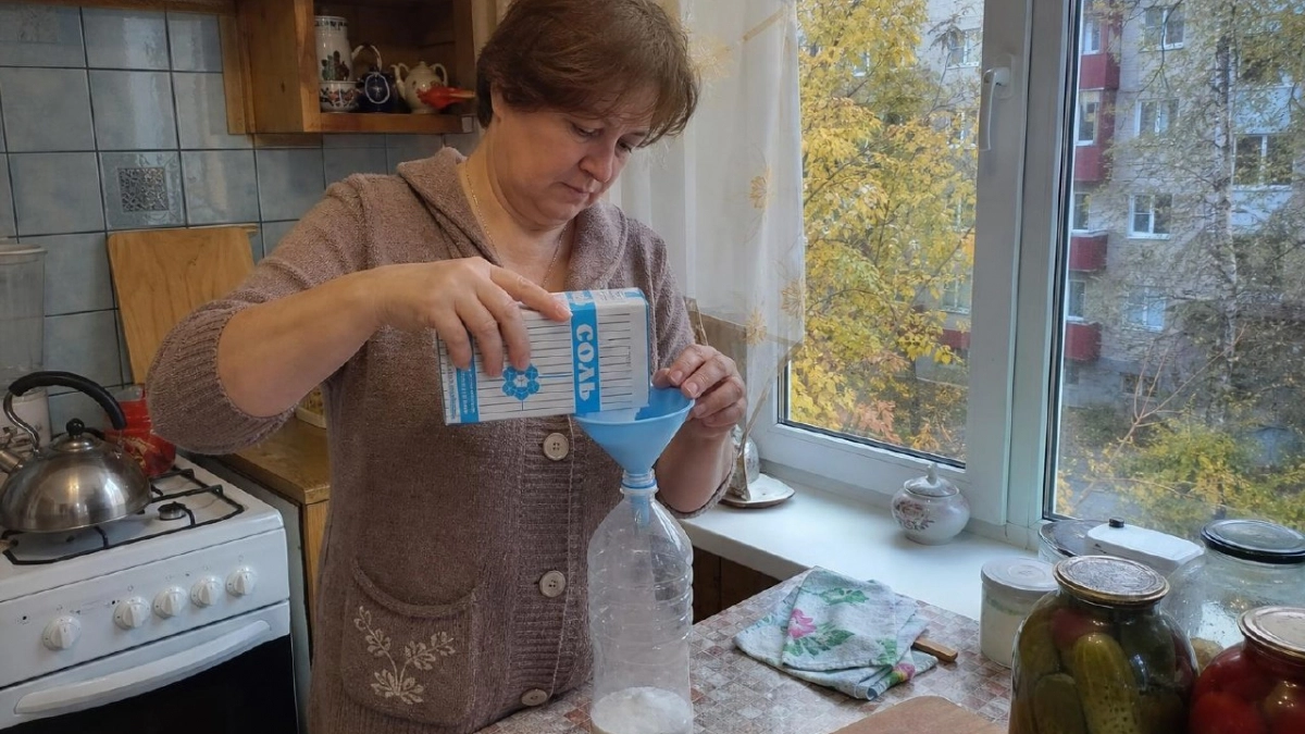 Перестала выбрасывать пластиковые бутылки: насыпаю внутрь соль и нахожу им восемь полезных применений в быту