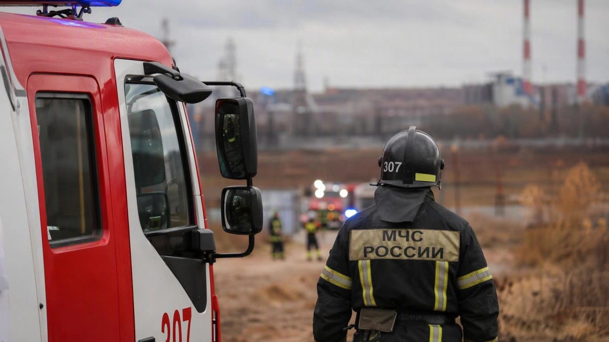 На выезде из Ростова загорелся мусор, над городом заметили густой дым