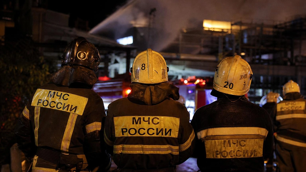 Пожар на Левом берегу Дона усилился после яркой вспышки у терминала