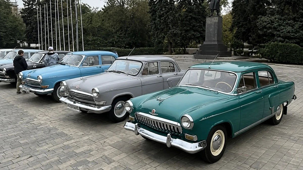 В Ростове автопробегом и выставкой отметили 70-летие выпуска «Волги» ГАЗ-21