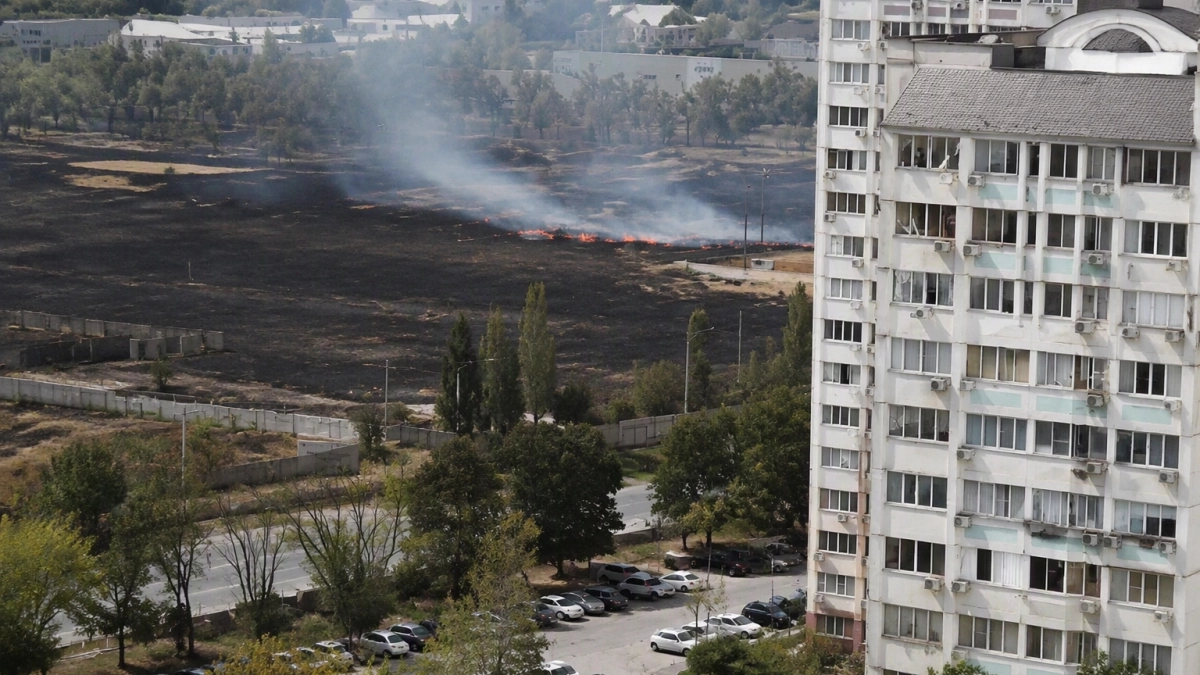 В ростовской Левенцовке возле жилого дома на Солженицына вспыхнул пожар