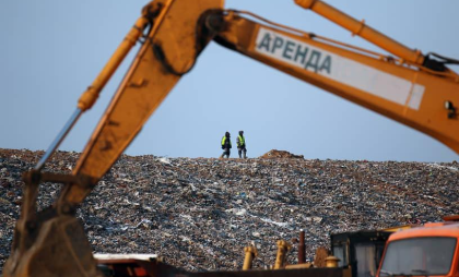 200 квадратных метров мусора тлеют в Новочеркасске: девять единиц спецтехники борются с огнем