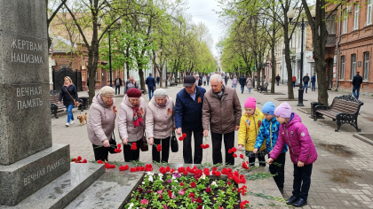 В Ростове отметили 81-летие восстания в Бухенвальде возложением цветов