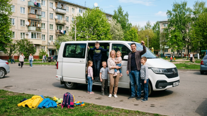 Десять многодетных семей Дона получили микроавтобусы в День многодетных