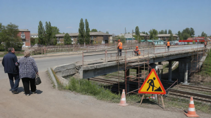 Аварийный путепровод в Орловском отремонтируют: жители объезжают 15 км